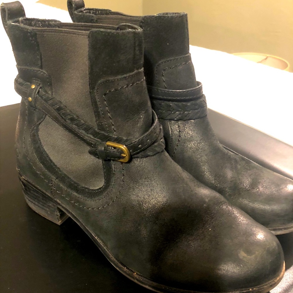 Black ugg boots